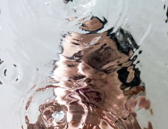 神經酰胺 vs. 玻尿酸：哪種保濕成分更適合你？